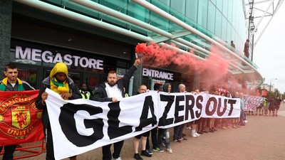 Aksi Protes Fans MU di Old Trafford: Glazers Out!
