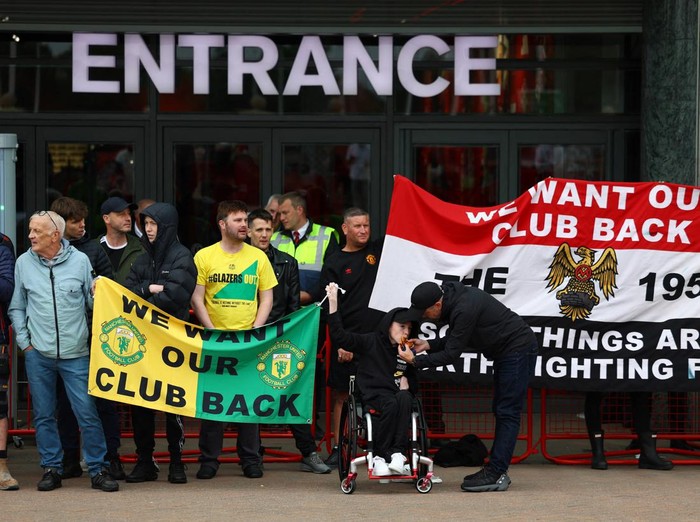Soccer Football - Premier League - Manchester United Fans Protest - Old Trafford, Manchester, Britain - June 27, 2023 Manchester United fans display a banner in protest against the Glazer family&rsquo;s ownership of the club REUTERS/Molly Darlington
