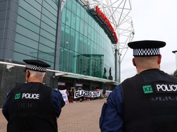 Aparat kepolisian bersiaga di Old Trafford untuk mengawasi aksi protes suporter MU. Foto: REUTERS/MOLLY DARLINGTON &nbsp;