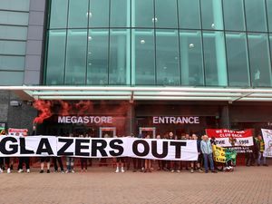 Protes Penjualan Klub Mandek, Fans MU Blokade Toko Merchandise
