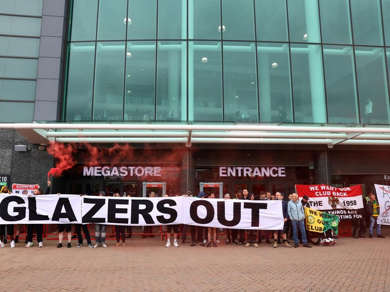 Soccer Football - Premier League - Manchester United Fans Protest - Old Trafford, Manchester, Britain - June 27, 2023 Manchester United fans display a banner in protest against the Glazer family&rsquo;s ownership of the club REUTERS/Molly Darlington