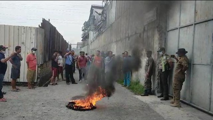 Aksi protes warga soal penutupan jalan yang dijual Pemkab Deli Serdang ke swasta. (Foto: Istimewa)