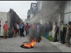 Satpol PP Deli Serdang Tutup Jalan yang Dijual ke Swasta, Warga Melawan