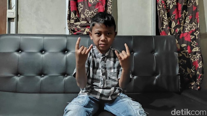 Ali Fikri Al-Ghifari. Seorang bocah berusia 9 tahun yang viral nyanyikan lagu Burgerkill di acara perpisahan sekolah