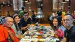 Momen Andika Rosadi dan Nisya Ahmad Saat Makan Bersama dengan Keluarga