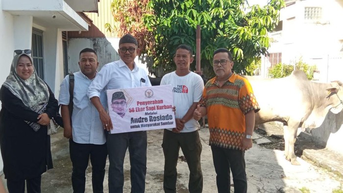 Anggota DPR RI asal Sumatera Barat (Sumbar) Andre Rosiade menyerahkan 58 ekor sapi kurban untuk masjid dan musola di 12 kabupaten dan kota di Sumbar.