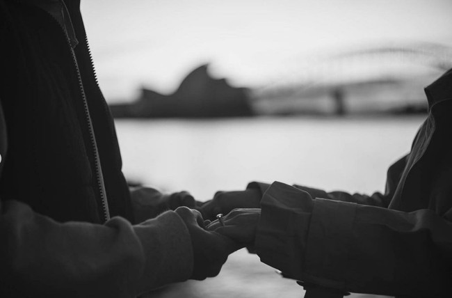 Kata-kata romantis pun tak lupa diucapkan pria 26 tahun tersebut untuk sang kekasih. “Tidak ada kata yang dapat menggambarkan betapa bersyukurnya aku kepada Tuhan karena telah mengirimkan kamu ke dalam hidupku. Dan setelah bertahun-tahun, aku sangat bersyukur bahwa kami dapat mengambil satu langkah ke depan. Jalan masih panjang, jadi mari nikmati setiap momen bersama!” Foto: Instagram/@sinisukanthony