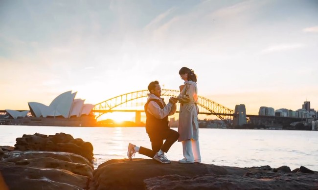 Anthony Ginting tampak berlutut sambil memperlihatkan cincin lamaran. Mitzy pun menerima lamarannya dan cincin itu kemudian disematkan di jarinya. Foto: Instagram/@sinisukanthony