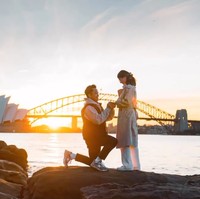 Anthony Ginting tampak berlutut sambil memperlihatkan cincin lamaran. Mitzy pun menerima lamarannya dan cincin itu kemudian disematkan di jarinya. Foto: Instagram/@sinisukanthony