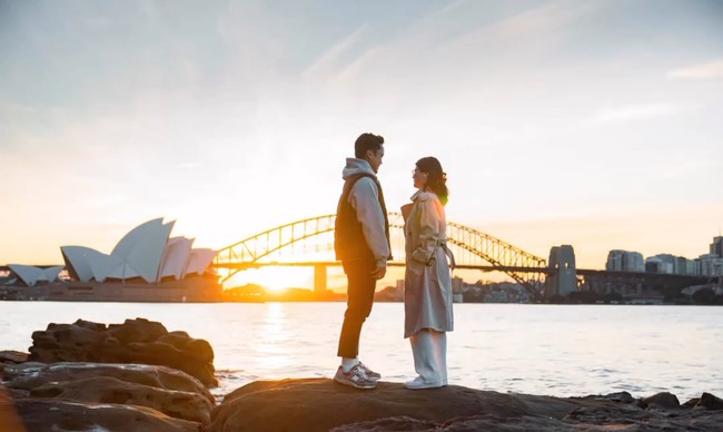 Anthony Ginting melamar Mitzi di Sydney, Australia. Momen romantis itu terasa makin manis dengan latar matahari terbenam. Foto: Instagram/@sinisukanthony