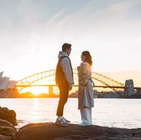 Anthony Ginting melamar Mitzi di Sydney, Australia. Momen romantis itu terasa makin manis dengan latar matahari terbenam. Foto: Instagram/@sinisukanthony