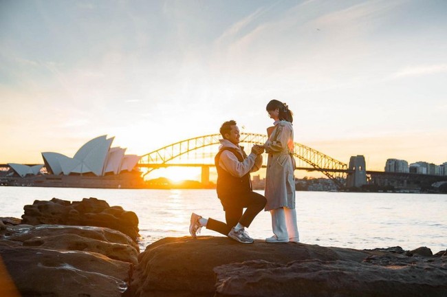 “She said ‘YES!’ Terimakasih sudah selalu sabar untuk menemani, menerima, memahami dan mendukungku. Terimakasih sudah saling mau berproses untuk menjadi dewasa di dalam hubungan ini,” tulis Anthony pada caption foto yang diunggah di Instagram. Foto: Instagram/@sinisukanthony
