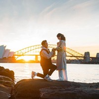 “She said ‘YES!’ Terimakasih sudah selalu sabar untuk menemani, menerima, memahami dan mendukungku. Terimakasih sudah saling mau berproses untuk menjadi dewasa di dalam hubungan ini,” tulis Anthony pada caption foto yang diunggah di Instagram. Foto: Instagram/@sinisukanthony