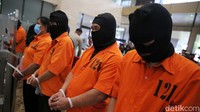 Delapan orang tersangka kasus TPPO dihadirkan dalam rilis di Bareskrim Polri.  