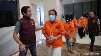 Para tersangka dihadirkan dalam rilis dengan tangan diikat kabel ties. Mereka juga memakai baju tahanan.  