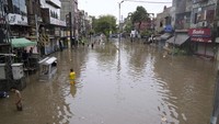 Kematian sejauh ini disebabkan oleh sambaran petir dan atap yang runtuh terutama di kota Narowal dan Sheikhupura, kata PDMA. Hujan pra-musim juga menerjang Khyber Pakhtunkhwa di barat laut negara itu dan provinsi Balochistan di barat daya pada Senin pagi, lapor media lokal.