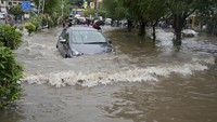 Di Lahore, ibu kota Punjab, lalu lintas dan pejalan kaki terlihat menyusuri jalan-jalan yang terendam banjir pada Senin setelah hujan deras semalaman.  