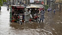 Departemen Meteorologi Pakistan memprediksi hujan lebat dan badai debu diperkirakan terjadi di bagian atas dan tengah negara itu dari 25 hingga 30 Juni dengan jeda sesekali. Musim hujan negara biasanya dimulai pada minggu pertama bulan Juli, berlangsung hingga pertengahan September.