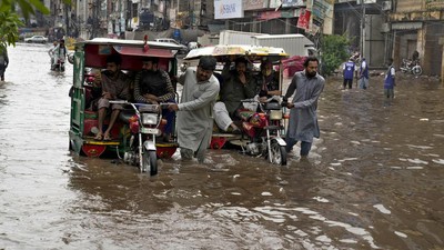 Belasan Orang Tewas Saat Banjir Rendam Pakistan