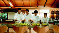Perjumpaan Jung Chan Hyuk dengan kekasihnya Stella saat bersama-sama mengenyam pendidikan di Culinary School di Sydney mengiringi langkah keduanya untuk melahirkan fine dining project, ‘Jung Chan Dining’.