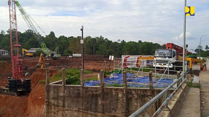 Kementerian PUPR membangun jembatan duplikasi bentang pendek Pulau Balang di Kalimantan Timur. Jembatan ini sekaligus jadi jalur utama logistik ke IKN.