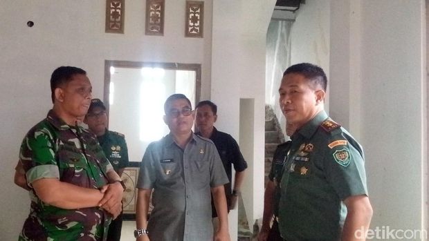 Dandim Kuningan saat mendatangi rumah mewah dekat kuburan