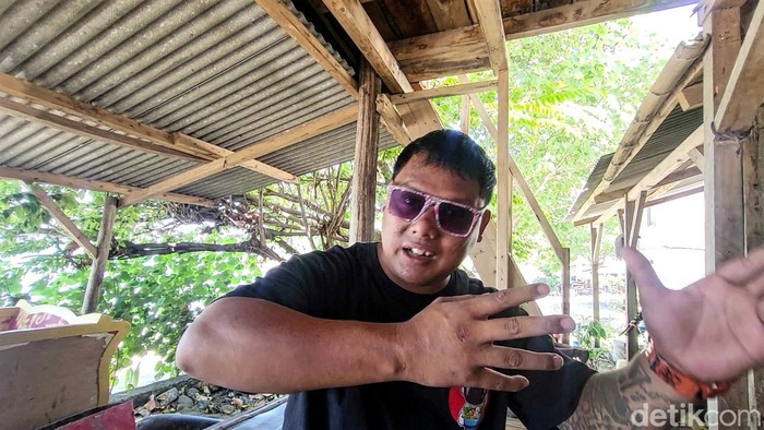 Dede Richo Ramalinggam, mantan finalis Indonesian Idol yang sekarang jadi pengamen di Sukabumi