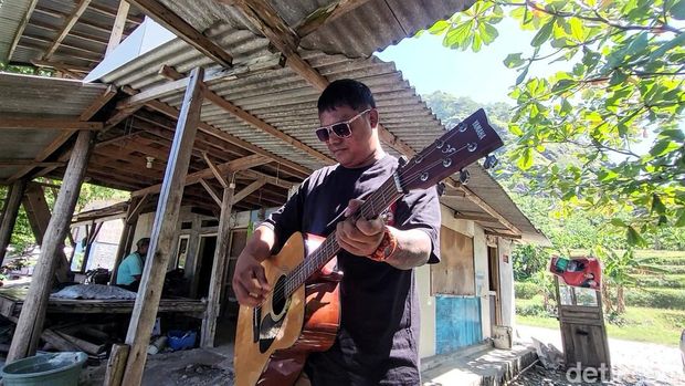 Dede Richo Ramalinggam, mantan finalis Indonesian Idol yang sekarang jadi pengamen di Sukabumi