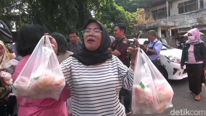 Dedeh, penjual soto ayam di Subang girang saat dapat daging ayam di operasi pasar