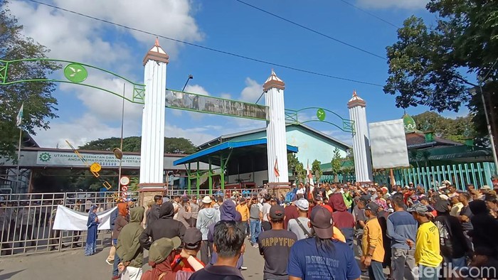Demo di Pabrik Gula Pesantren Kediri