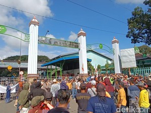 Ratusan Warga Kediri Terdampak Polusi PG Pesantren Tuntut Uang dan Gula