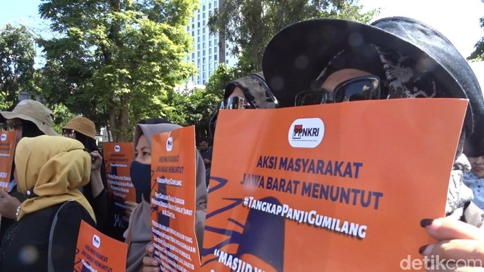 Demo soal Ponpes Al-Zaytun di depan Gedung Sate, Kota Bandung.