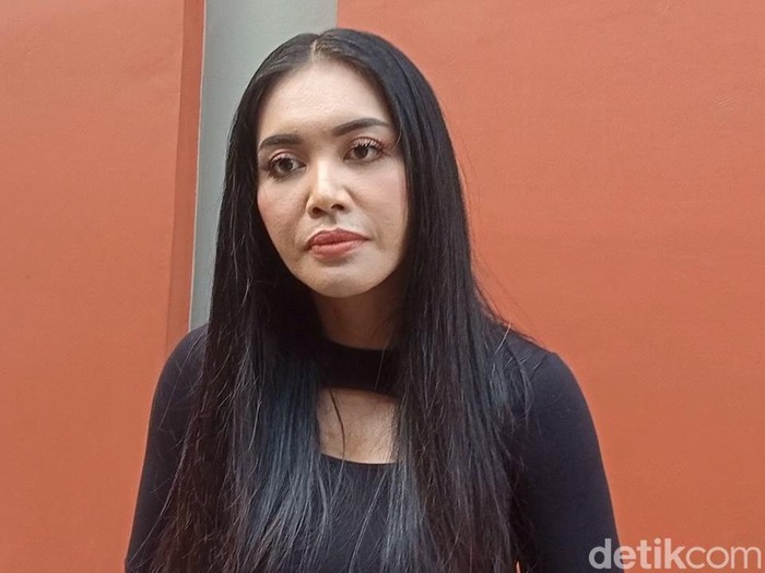 Denada saat ditemui di kawasan studio Trans TV.
