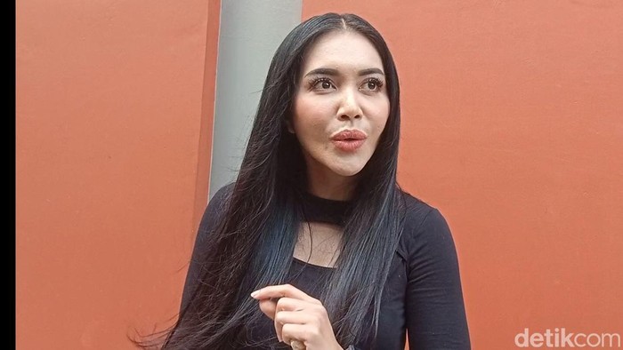 Denada saat ditemui di kawasan studio Trans TV.