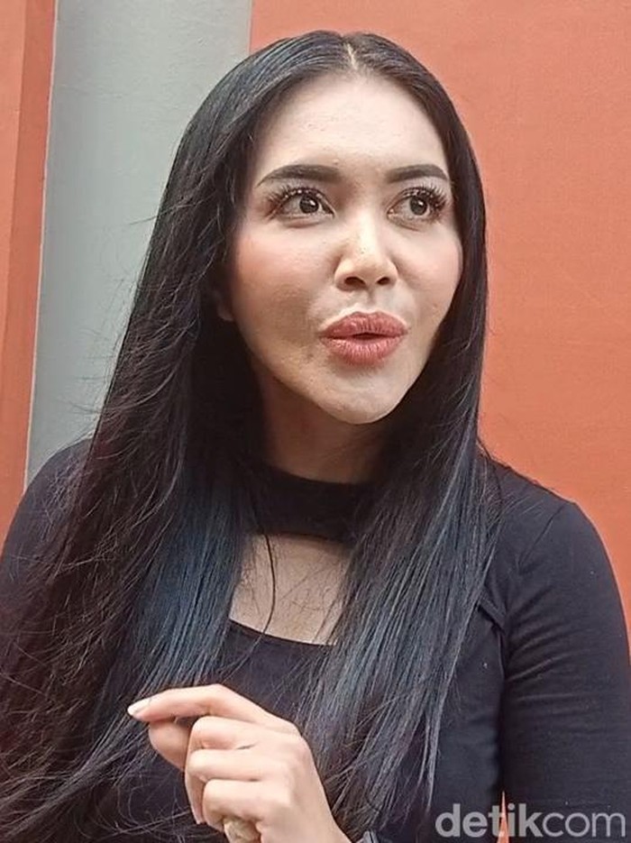 Denada Denada saat ditemui di kawasan studio Trans TV.