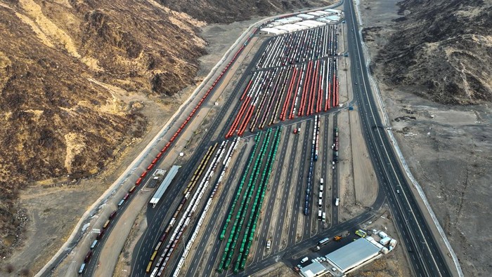 A general view shows busses parked at the outskirts of the holy city of Mecca, ready to transport people ahead of the annual haj, Saudi Arabia, June 25, 2023. Saudi Press Agency/Handout via REUTERS ATTENTION EDITORS - THIS PICTURE WAS PROVIDED BY A THIRD PARTY
