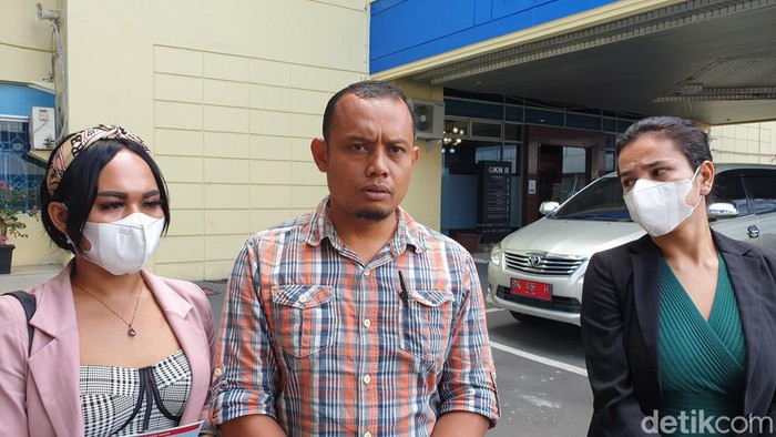 Dua waria mengadu dan mengajukan perlindungan ke LPSK Perwakilan Medan. (Foto: Goklas Wisely)