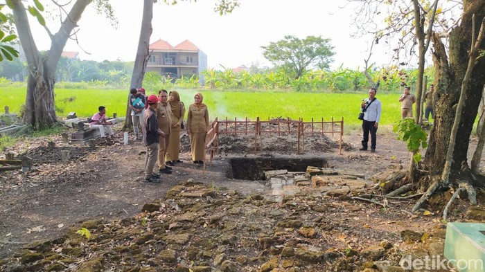 Ekskavasi temukan struktur kaki candi di Makam Jetis, Lamongan.