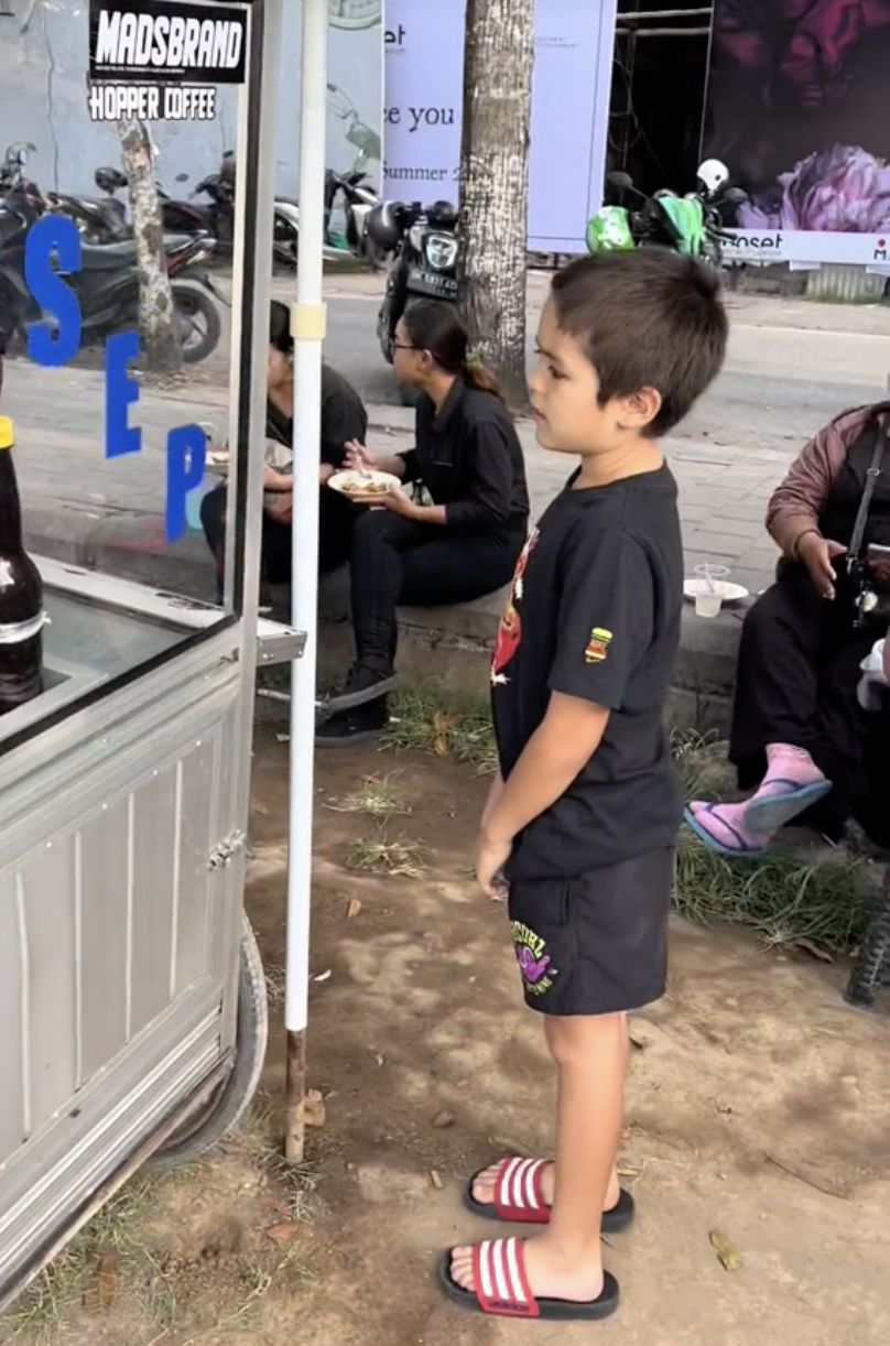 El Barack Jajan Mie Ayam dan Batagor Kaki Lima, Netizen Puji Sikapnya