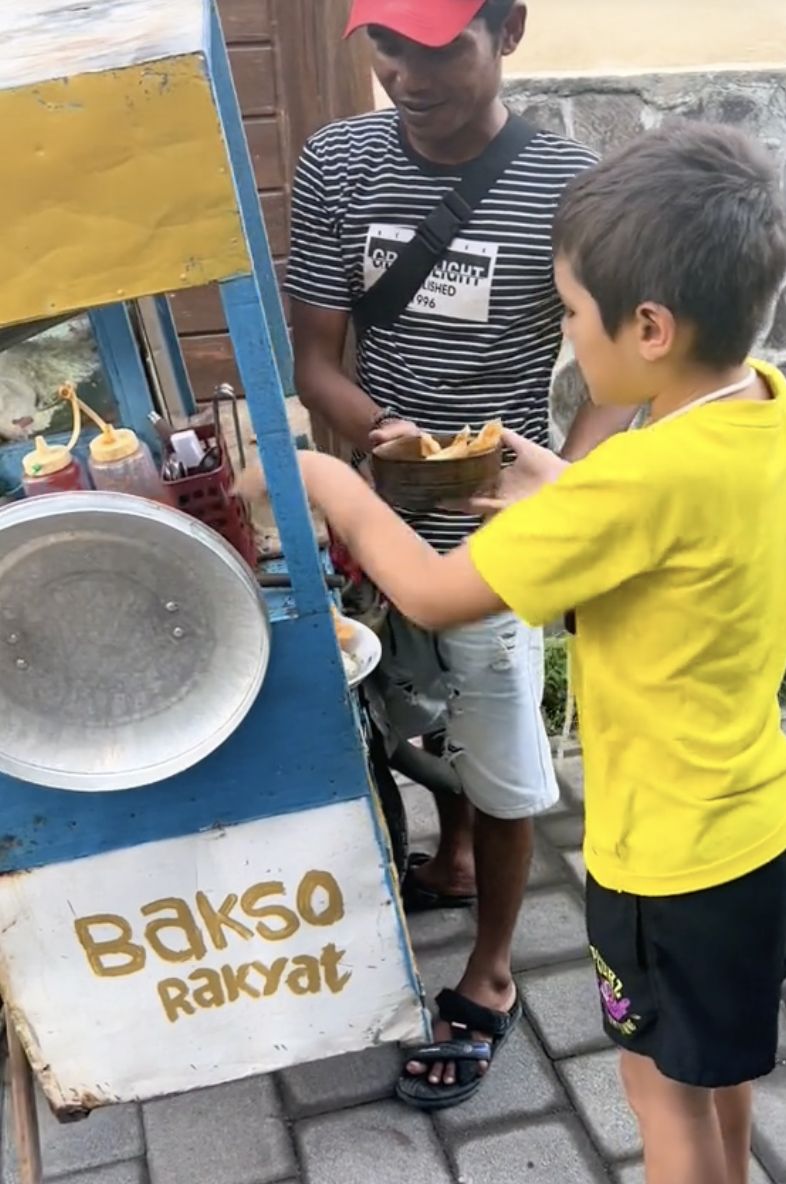 El Barack Jajan Mie Ayam dan Batagor Kaki Lima, Netizen Puji Sikapnya