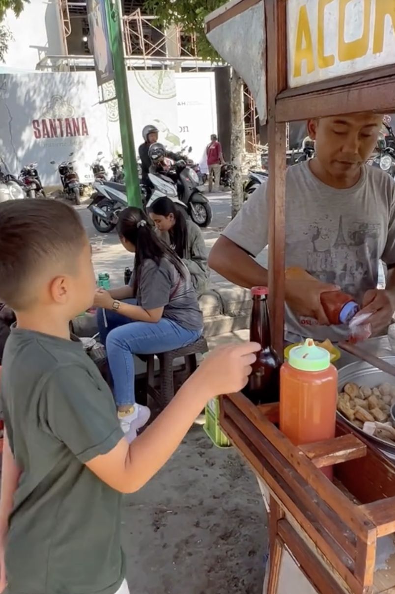 El Barack Jajan Mie Ayam dan Batagor Kaki Lima, Netizen Puji Sikapnya