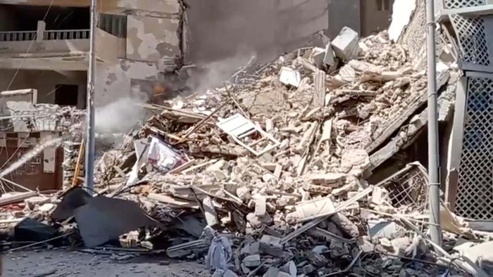 Gedung Runtuh di Alexandria, 4 Orang Terluka A view of a building which collapsed in Alexandria, Egypt, in this screen grab taken from a handout video released on June 26, 2023. Alexandria Governorate/Handout via REUTERS THIS IMAGE HAS BEEN SUPPLIED BY A THIRD PARTY. MANDATORY CREDIT