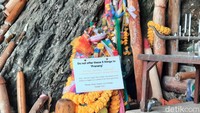 Saat ini nelayan dan tukang perahu setempat meninggalkan persembahan di Phranang Cave agar perjalanan mereka aman di laut. Uniknya, persembahan itu berbentuk penis atau lingga yang menjadi simbol Dewa Siwa dalam Hindu. Foto: Putu Intan/detikcom