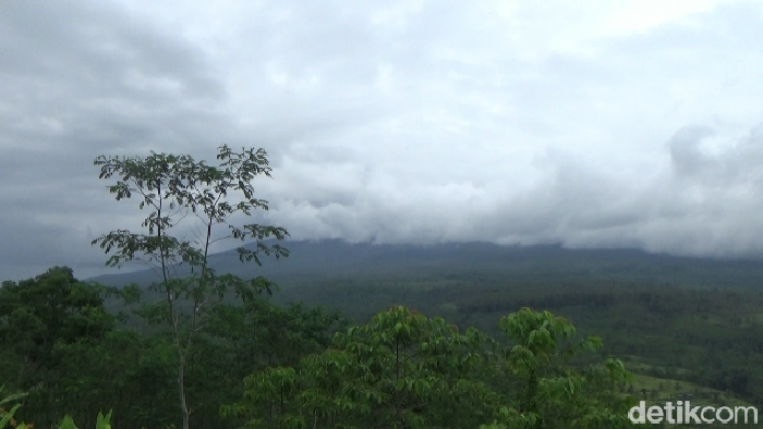 Gunung Semeru tertutup awan.