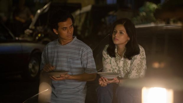 Hari Ini Akan Kita Ceritakan Nanti. (L To R) Jourdy Pranata as Narendra, Yunita Siregar as Ajeng Adiwangsa in Hari Ini Akan Kita Ceritakan Nanti. Cr. Courtesy of Netflix © 2023