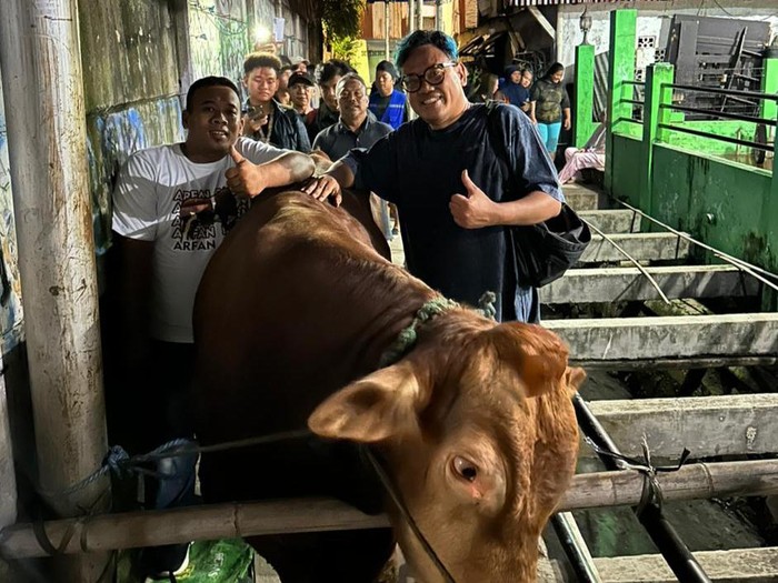 Haryanto asal Klaten dan sapinya yang diborong artis Uya Kuya ke Jakarta. Diunggah Senin (27/6/2023).