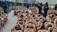 Anggota Polisi Militer mengawasi sejumlah narapidana setelah Angkatan Bersenjata Honduras mengambil alih kendali penjara secara nasional sebagai bagian dari operasi Fe y Esperanza, dalam foto yang dirilis pada Senin (26/6/2023).