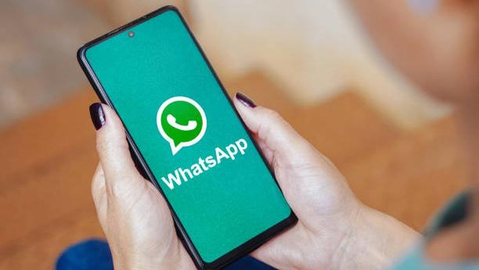 BRAZIL - 2023/05/21: In this photo illustration, the WhatsApp logo is displayed on a smartphone screen. (Photo Illustration by Rafael Henrique/SOPA Images/LightRocket via Getty Images)