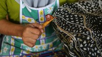 Industri Kecil Menengah (IKM) Paradise Batik menjual produk batik bercorak kontemporer seharga Rp 400 ribu hingga Rp 2 juta.  