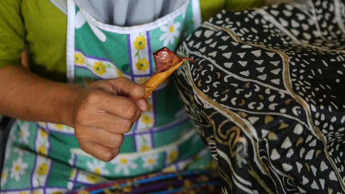 Pekerja membatik di Paradise Batik, Bantul, DI Yogyakarta, Selasa (27/6/2023). Industri Kecil Menengah (IKM) Paradise Batik yang menjual produk batik bercorak kontemporer seharga Rp400 ribu hingga Rp2 juta tersebut menerapkan industri hijau dengan mengolah kembali limbah air dan lilin malam dengan nilai daur ulang mencapai 95 persen. ANTARA FOTO/Hendra Nurdiyansyah/nym.